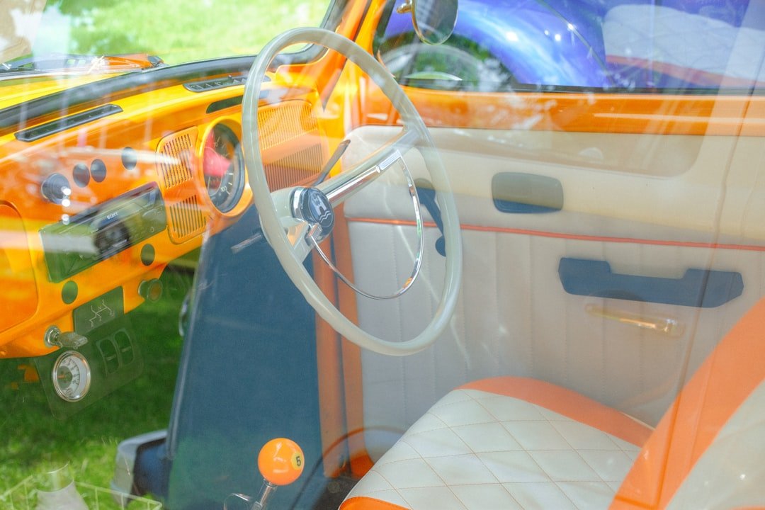 Une étagère bien organisée présentant une gamme de produits de nettoyage automobile professionnels, incluant des shampoings au pH neutre, des nettoyants pour jantes et des cires.