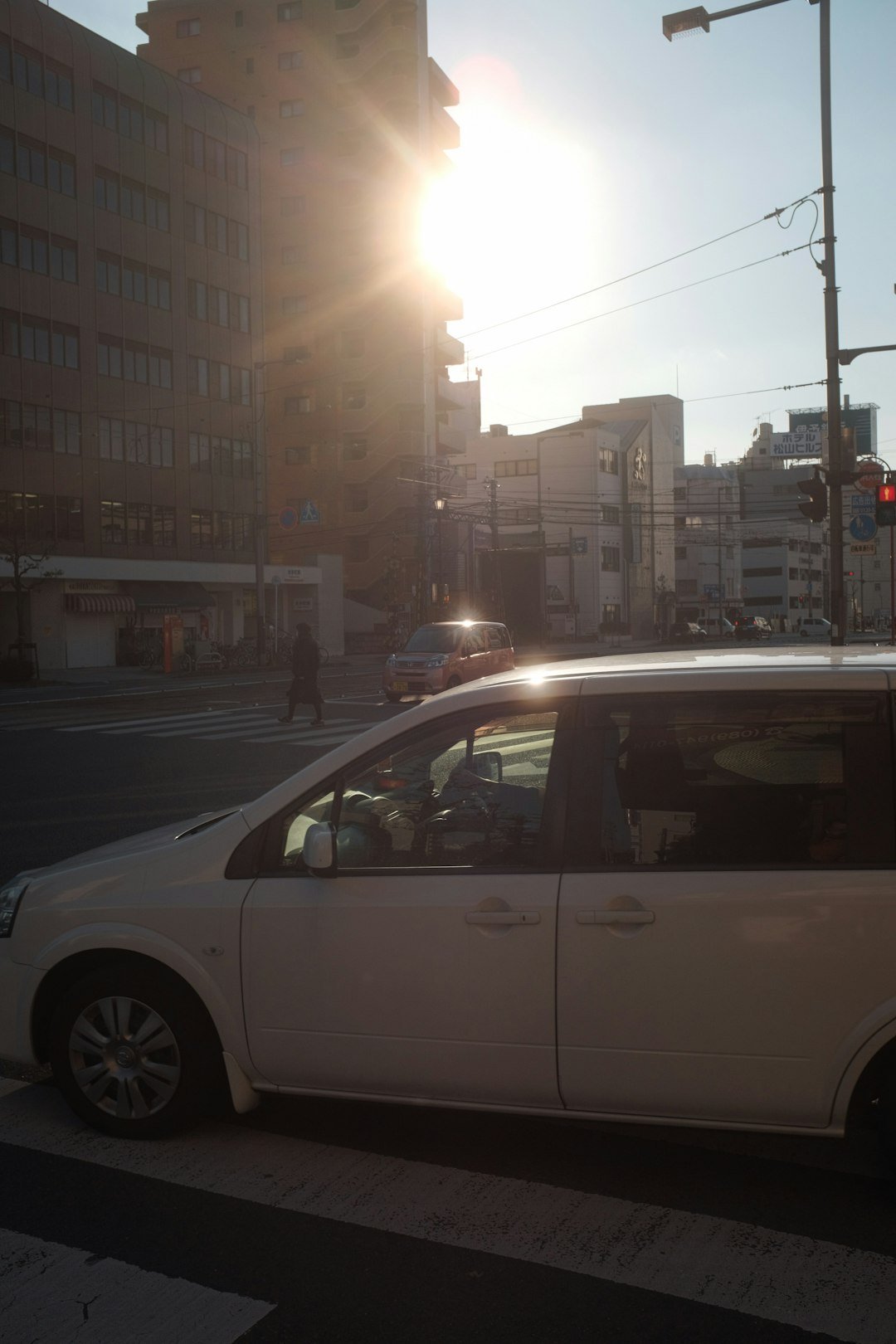 Voiture blanche moderne garée dans une rue de la ville.