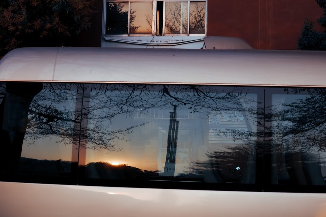 Une voiture moderne garée le long d