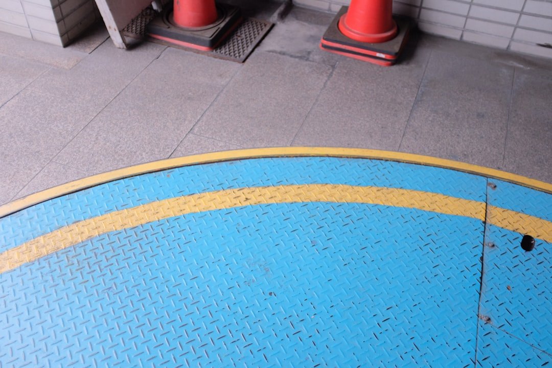 Une personne utilisant un aspirateur haute puissance pour nettoyer en profondeur les tapis de sol d