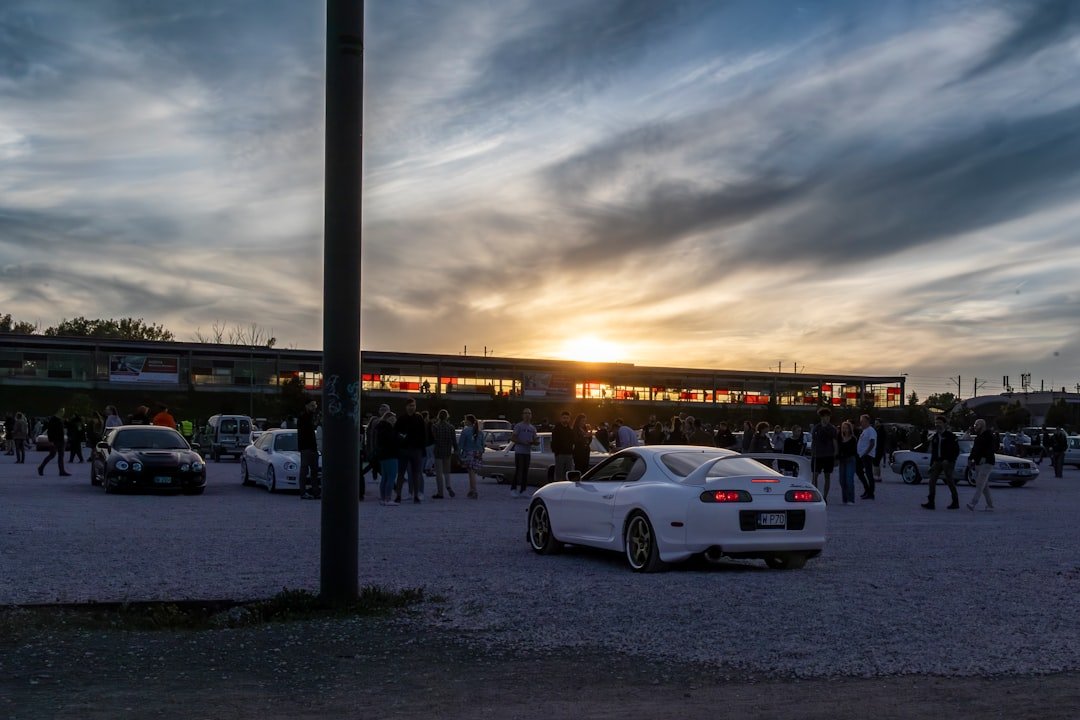 Une rangée de voitures de sport et de luxe colorées garées lors d