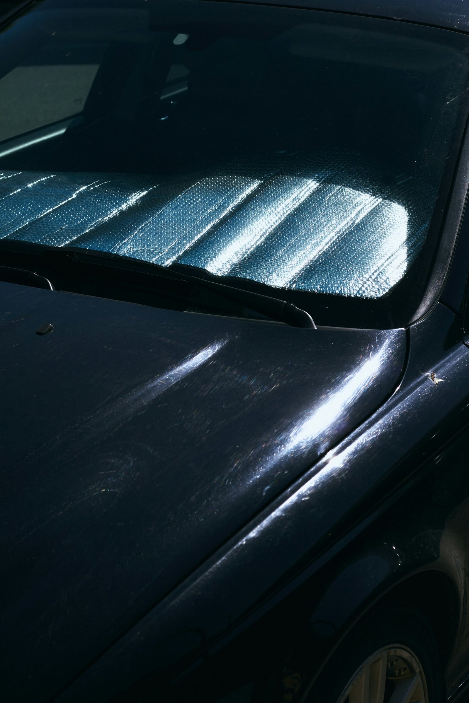 Graphic showing how a windshield crack spreads due to thermal shock from defroster