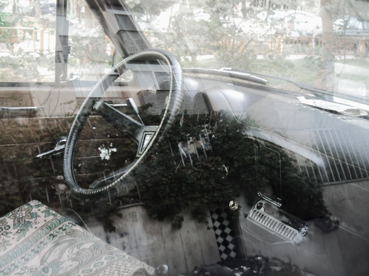 Intérieur vintage de voiture avec volant et tableau de bord.