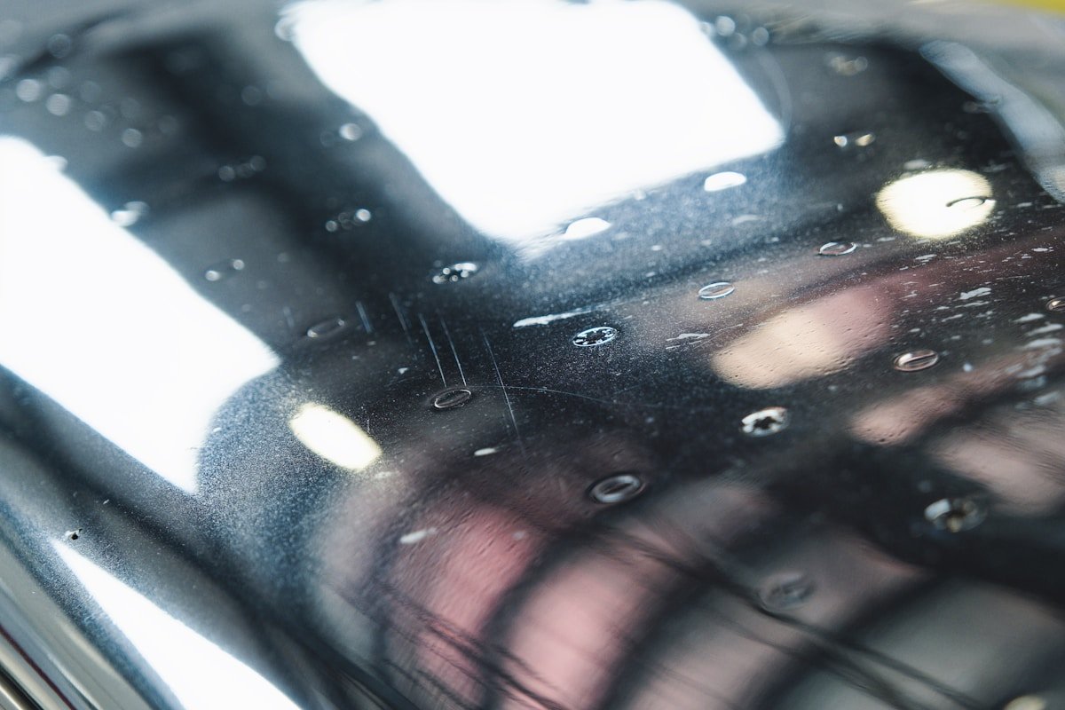 Gouttes de pluie sur une surface réfléchissante.