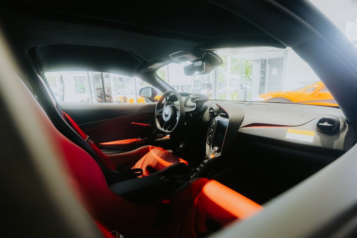 Intérieur d'une voiture de sport avec sièges en cuir orange.
