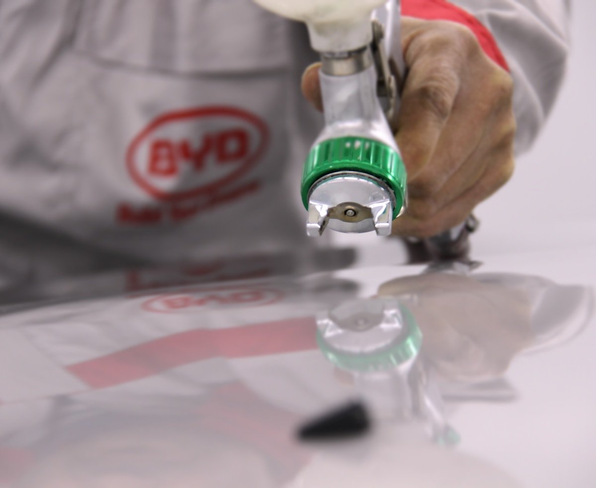 Outil de perçage électrique BYD avec accessoire vert.