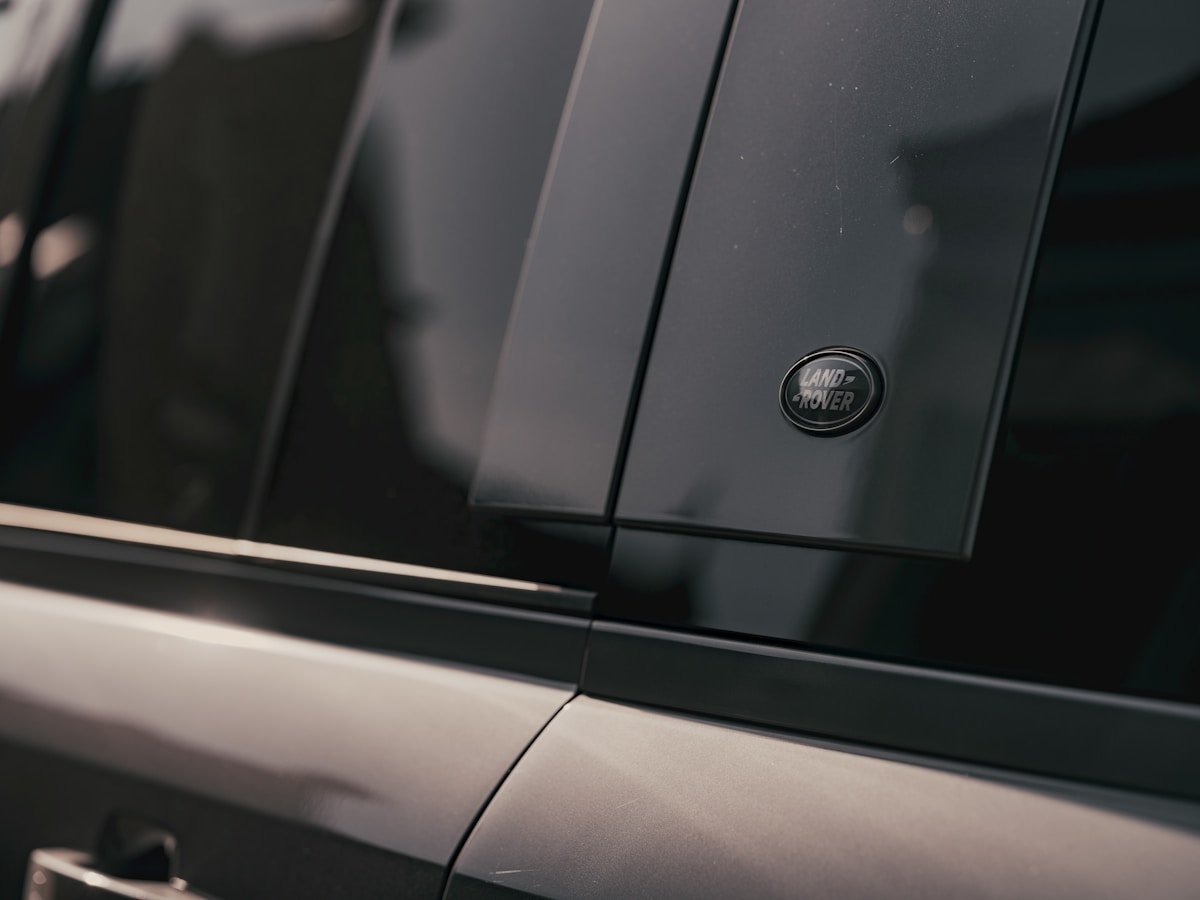 Gros plan sur le logo Land Rover sur une voiture noire.