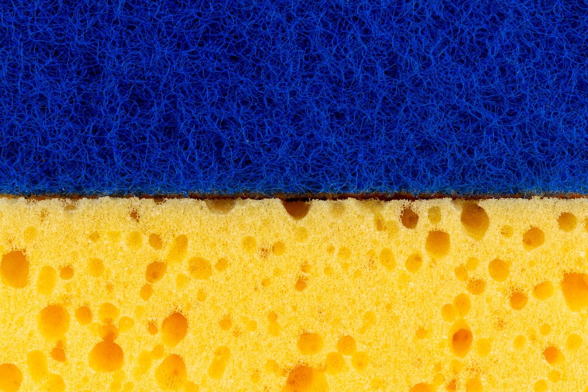 Texture spongieuse jaune et motif bleu abstrait.