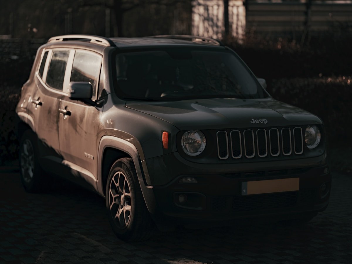 Jeep Renegade SUV noir et gris garé dans l'obscurité.