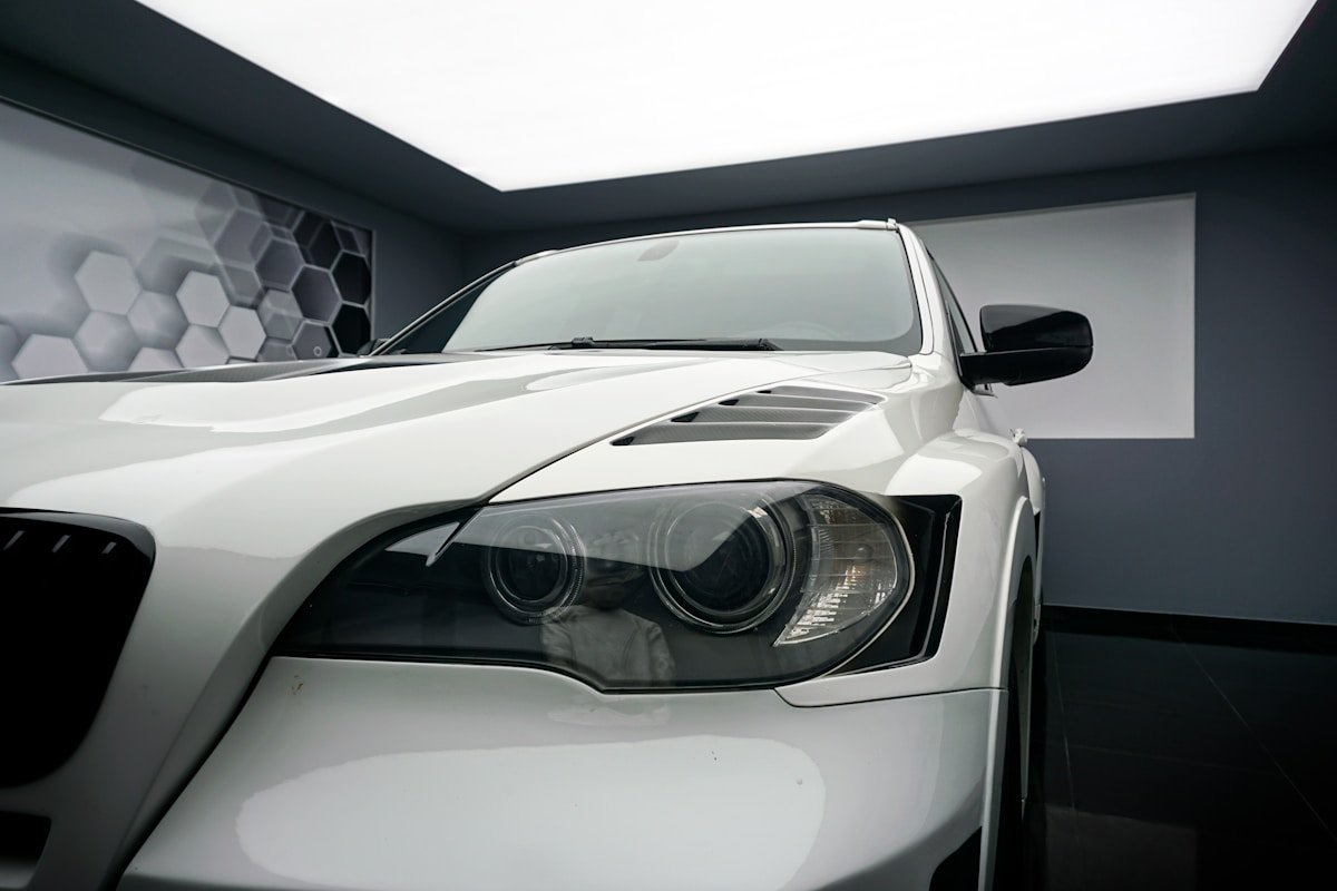 Voiture de sport blanche avec des phares avant distinctifs.