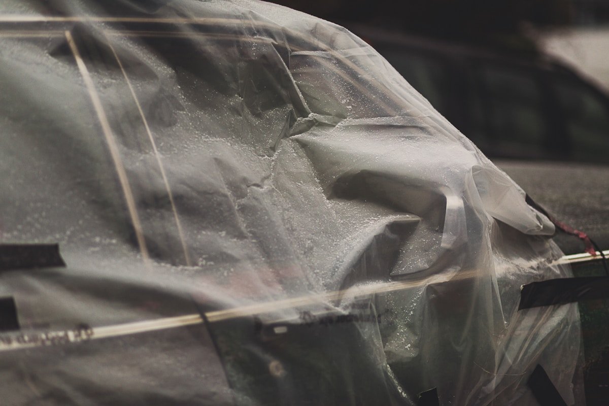 Sacs en plastique froissés et transparents, avec de la condensation.