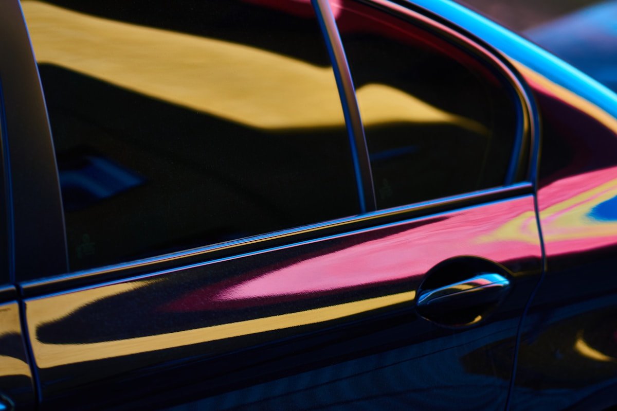 Voiture de sport aux couleurs vives et contrastées.