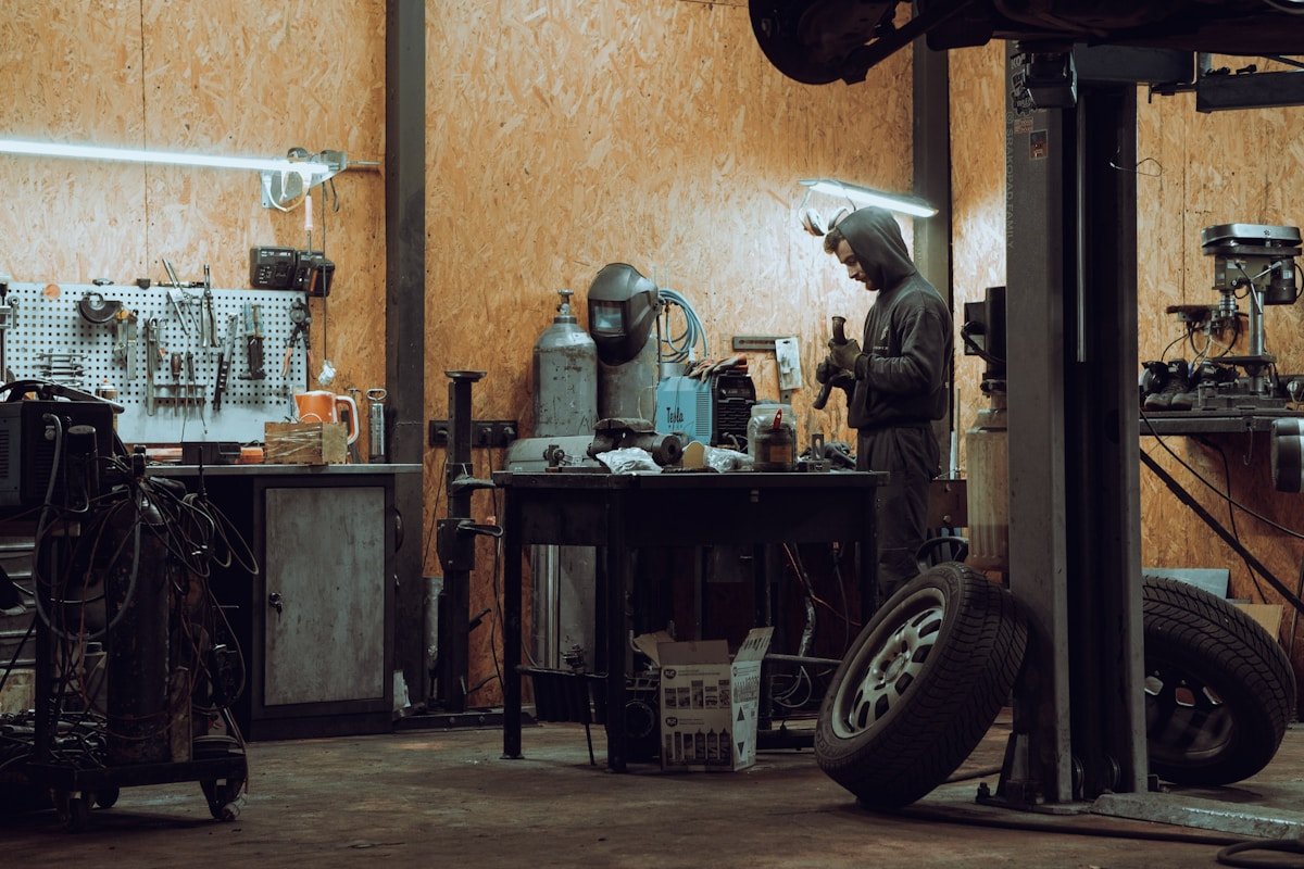 Atelier de réparation automobile avec outils et équipements.