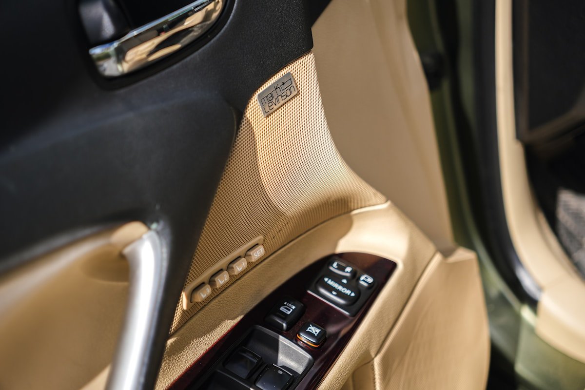 Intérieur de voiture avec panneau de commande et détails en beige.