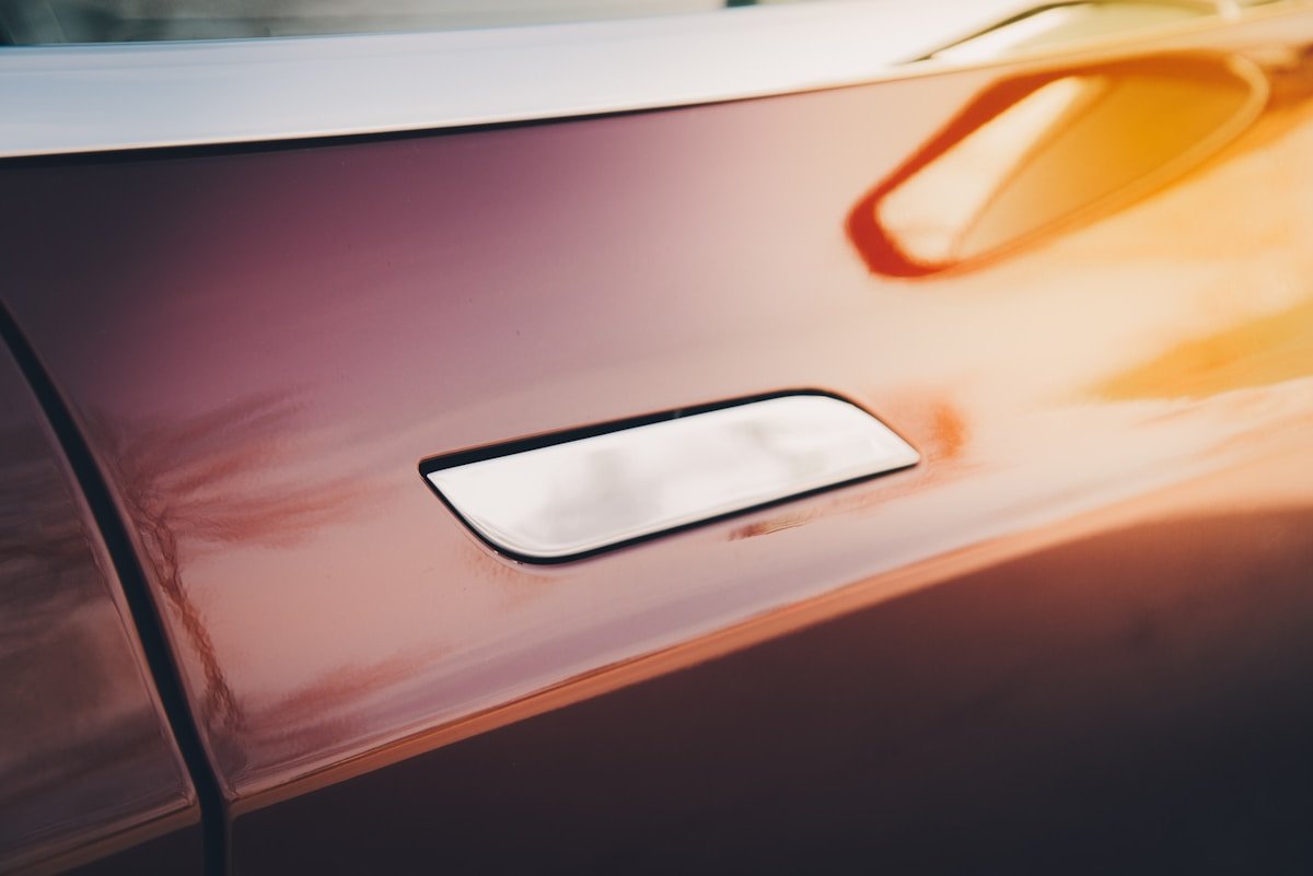 Carrosserie de voiture de sport orange brillante.