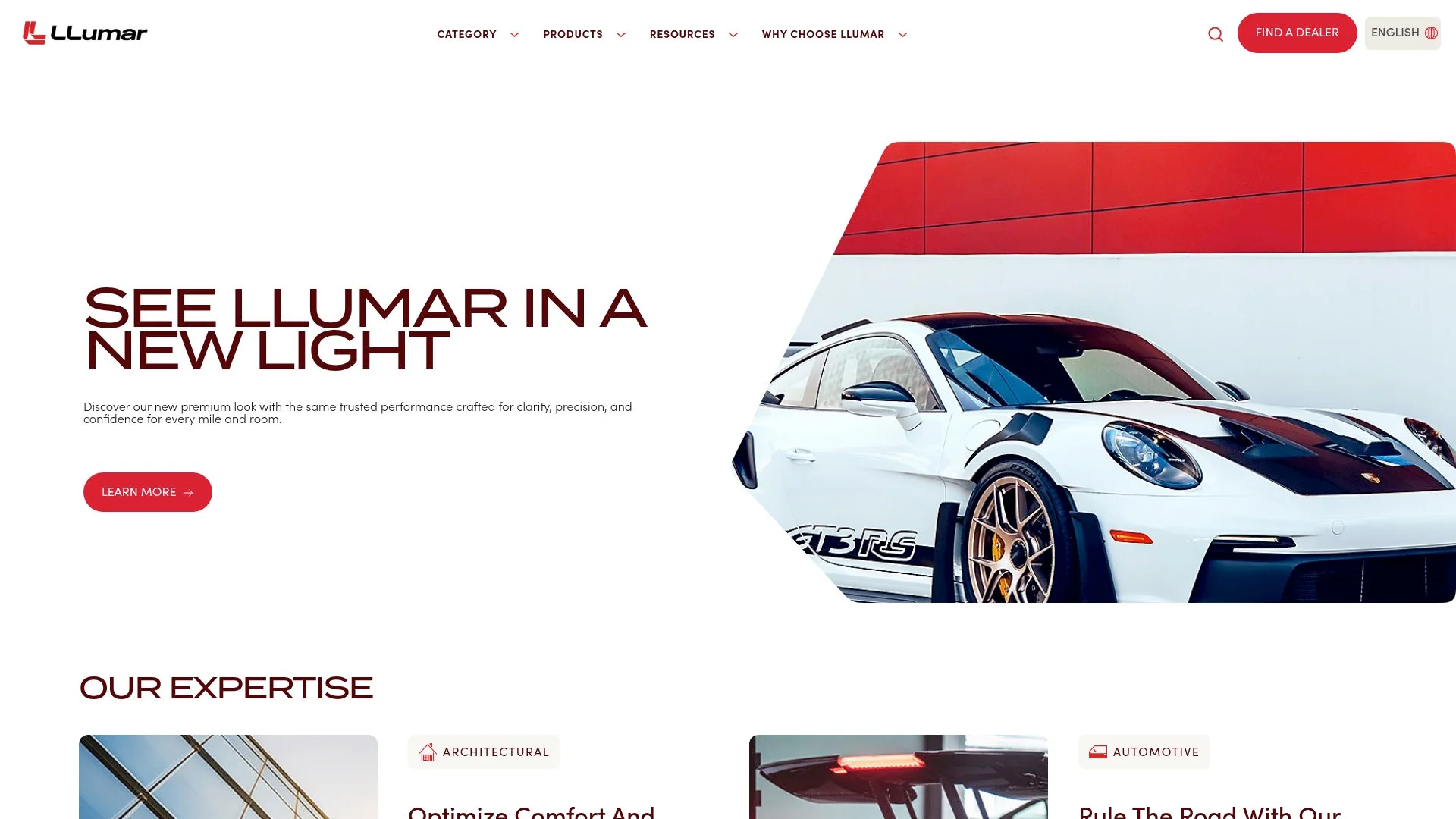 Voiture de sport blanche et rouge sur fond rouge et blanc.