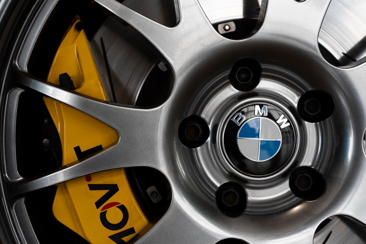 Jante de voiture BMW avec étrier de frein jaune.