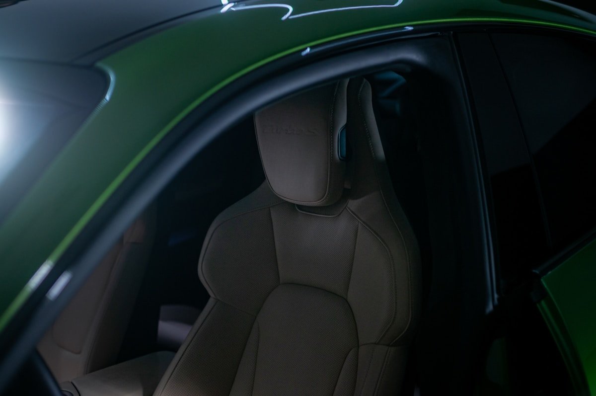 L'intérieur d'une voiture de sport verte avec ses phares allumés.