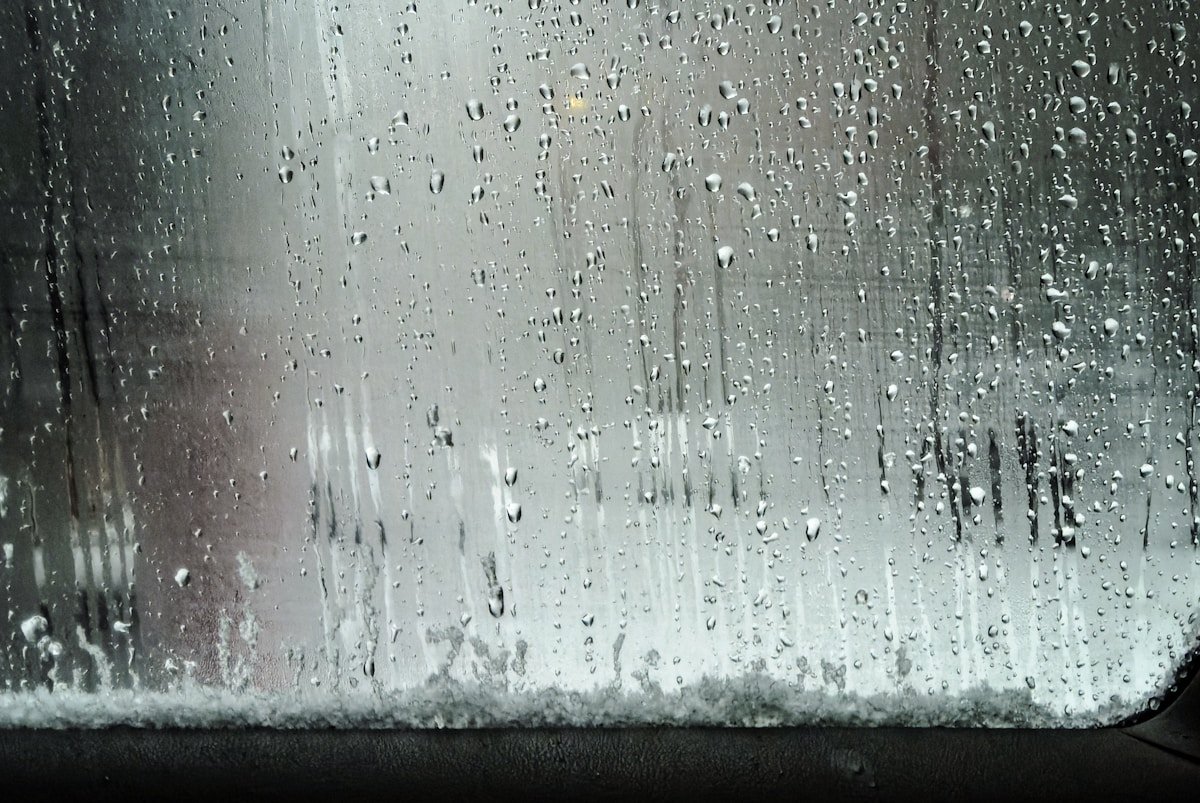 Une fenêtre avec des gouttes de pluie.