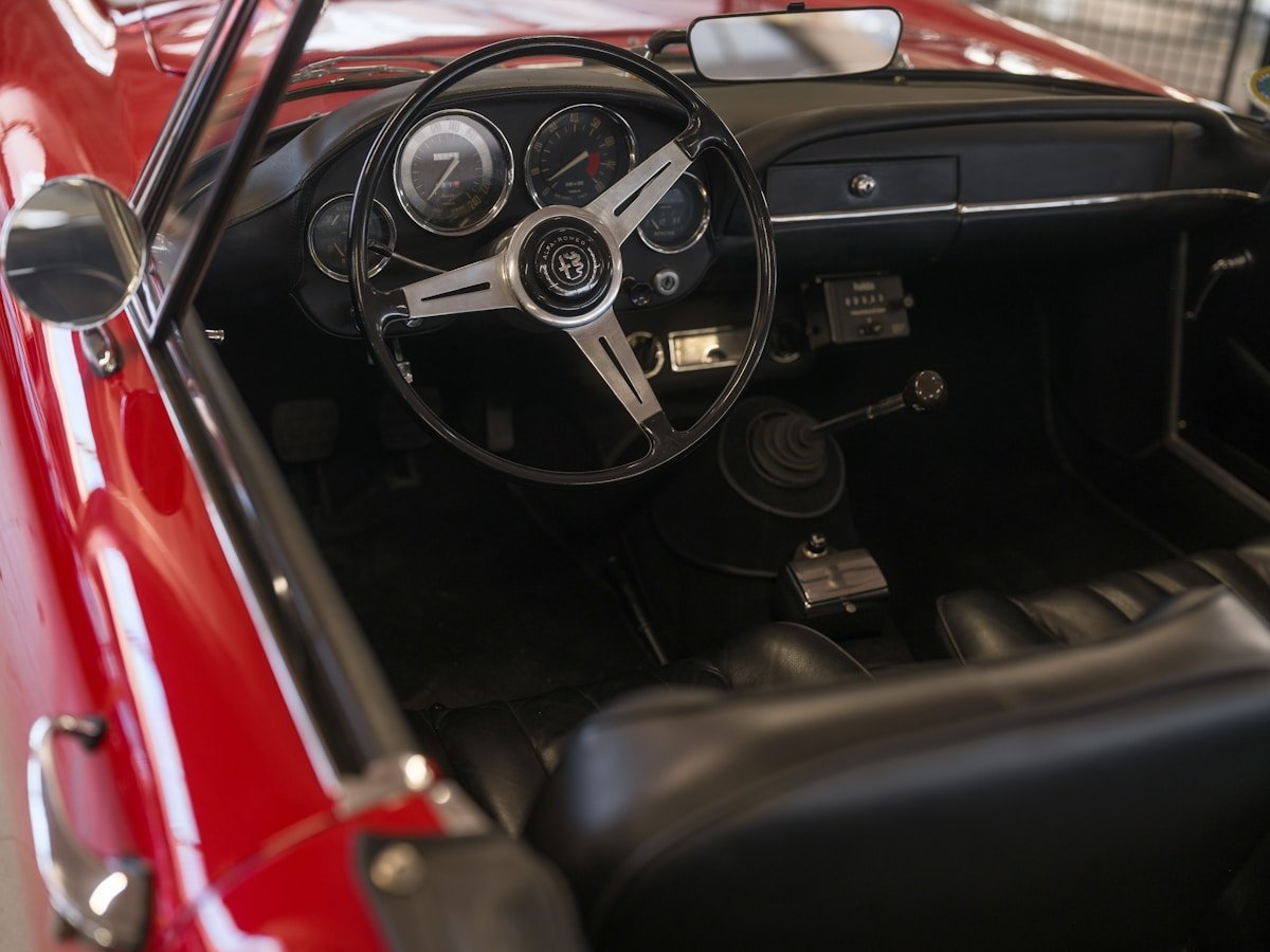 Tableau de bord vintage d'une voiture de sport rouge.