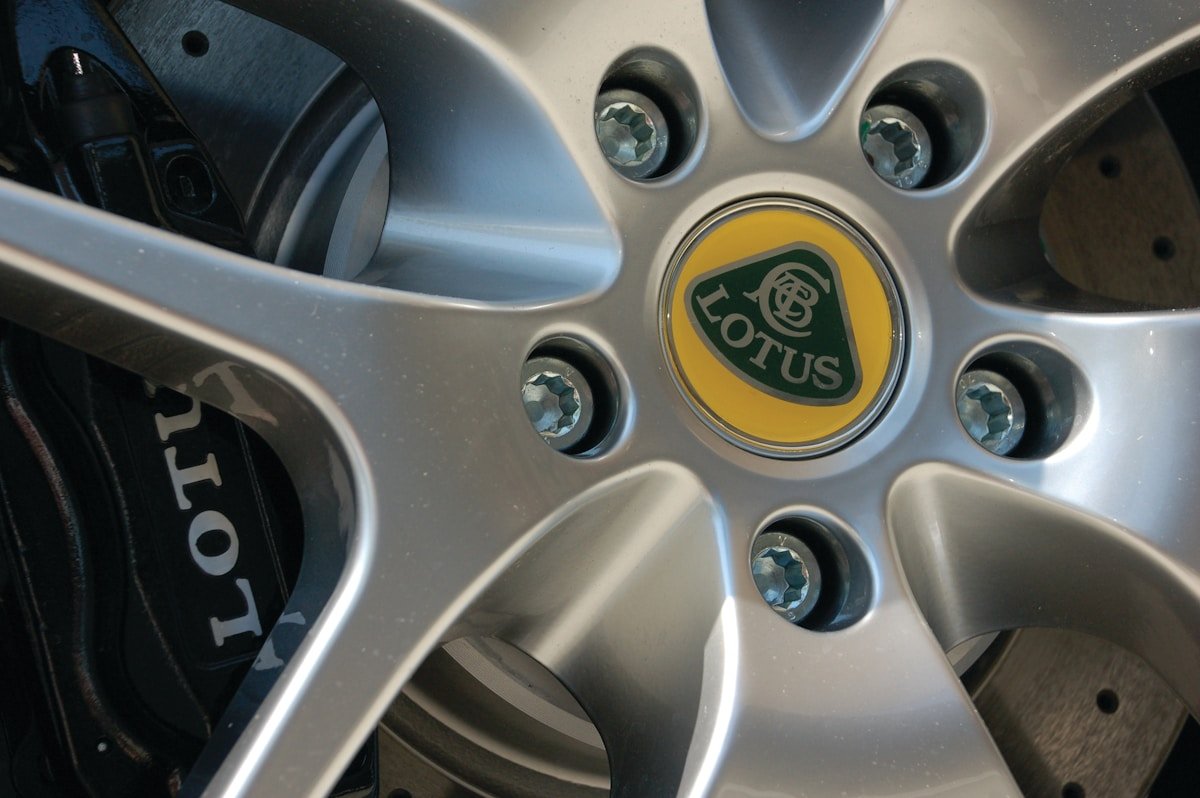 Jante de voiture Lotus avec logo et boulons en gros plan.