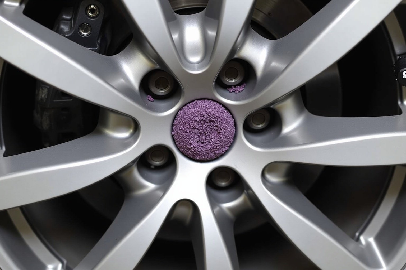 Jantes de voiture en métal argenté avec détail violet.